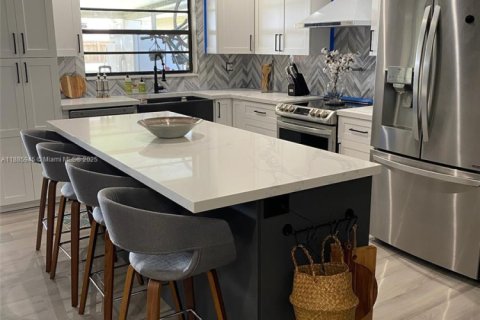 House in Miami, Florida 4 bedrooms, 153.57 sq.m. № 2015312 - photo 3