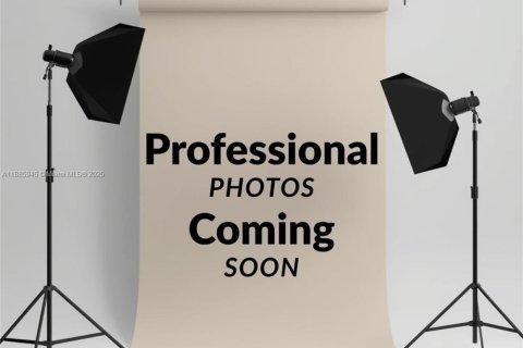 House in Miami, Florida 4 bedrooms, 153.57 sq.m. № 2015312 - photo 9