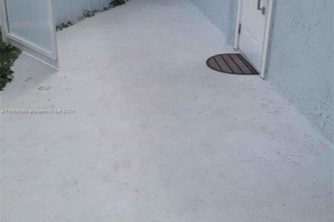 Villa ou maison à louer à Homestead, Floride: 1 chambre, 311.22 m2 № 1890287 - photo 2