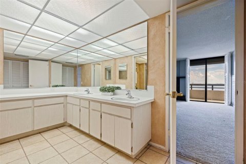 Condo in Tampa, Florida, 2 bedrooms  № 2386678 - photo 23