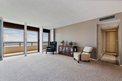 Condo in Tampa, Florida, 2 bedrooms  № 2386678 - photo 11