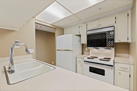 Condo in Tampa, Florida, 2 bedrooms  № 2386678 - photo 8