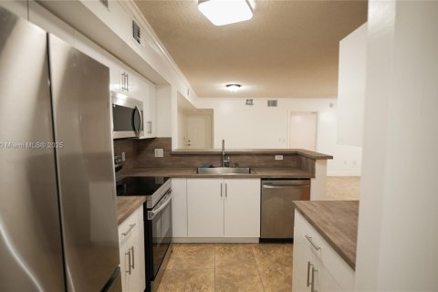 Condo in Miramar, Florida, 3 bedrooms  № 1920478 - photo 1