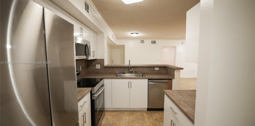 Condo in Miramar, Florida, 3 bedrooms № 1920478