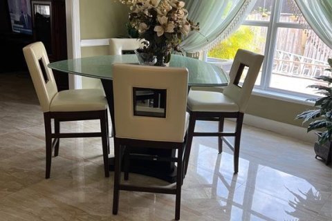 House in Kissimmee, Florida 4 bedrooms, 264.21 sq.m. № 1541156 - photo 8