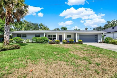House in Clearwater, Florida 4 bedrooms, 204.38 sq.m. № 1821415 - photo 1