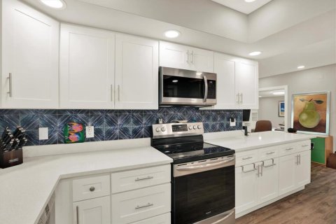 House in Clearwater, Florida 4 bedrooms, 204.38 sq.m. № 1821415 - photo 12