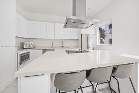 Touwnhouse à vendre à Doral, Floride: 4 chambres, 216.93 m2 № 2081759 - photo 12