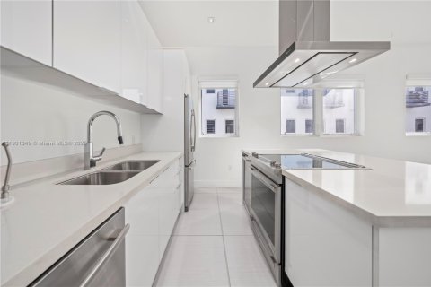Touwnhouse à vendre à Doral, Floride: 4 chambres, 216.93 m2 № 2081759 - photo 13