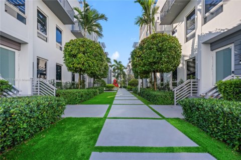 Touwnhouse à vendre à Doral, Floride: 4 chambres, 216.93 m2 № 2081759 - photo 2