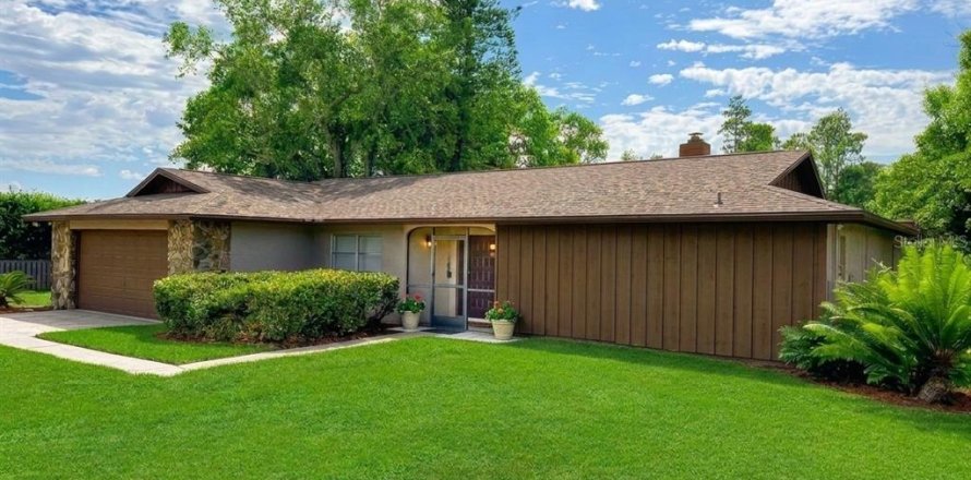House in Land O' Lakes, Florida 4 bedrooms, 147.34 sq.m. № 2235463