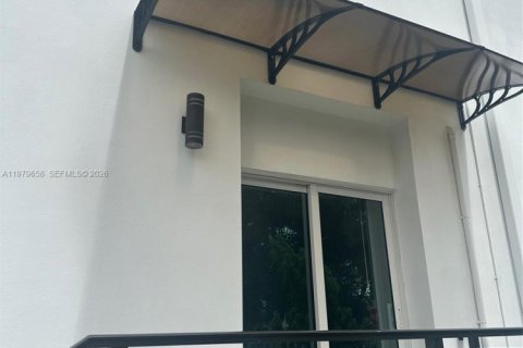 Townhouse in Miami, Florida 3 bedrooms, 130.06 sq.m. № 2043894 - photo 2