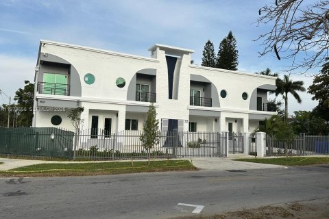Townhouse in Miami, Florida 3 bedrooms, 130.06 sq.m. № 2043894