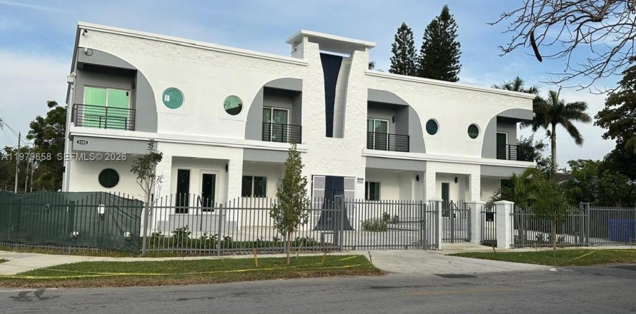 Townhouse in Miami, Florida 3 bedrooms, 130.06 sq.m. № 2043894