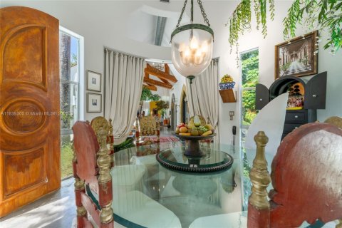 House in South Miami, Florida 3 bedrooms, 319.86 sq.m. № 1832272 - photo 7