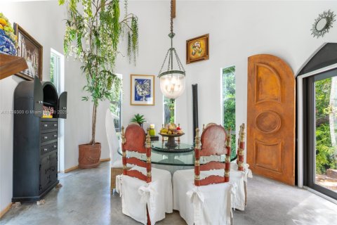 House in South Miami, Florida 3 bedrooms, 319.86 sq.m. № 1832272 - photo 9