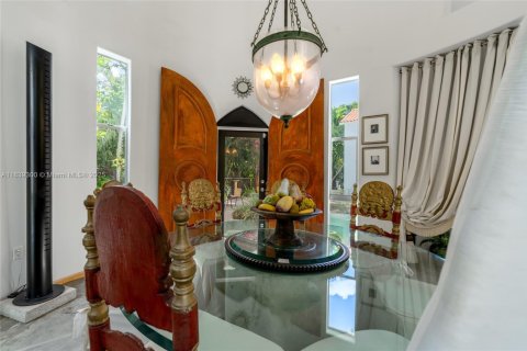House in South Miami, Florida 3 bedrooms, 319.86 sq.m. № 1832272 - photo 8