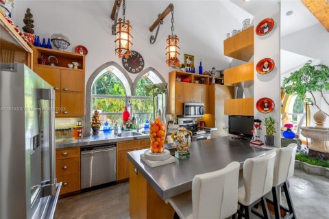 House in South Miami, Florida 3 bedrooms, 319.86 sq.m. № 1832272 - photo 19