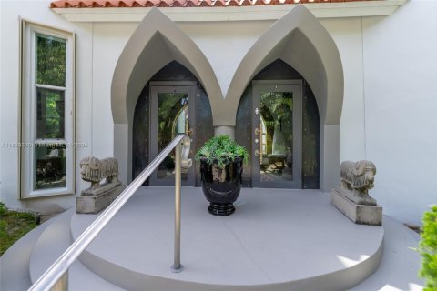 House in South Miami, Florida 3 bedrooms, 319.86 sq.m. № 1832272 - photo 1