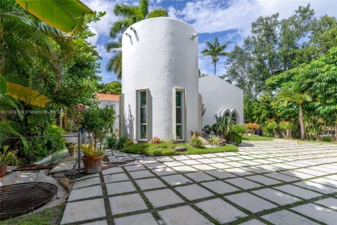 House in South Miami, Florida 3 bedrooms, 319.86 sq.m. № 1832272 - photo 5