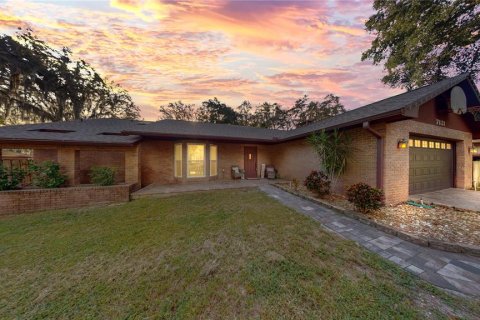 House in Lakeland, Florida 3 bedrooms, 161.19 sq.m. № 2302170