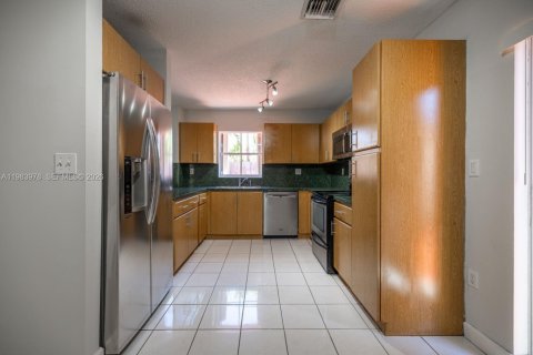 House in Miami, Florida 1 bedroom, 175.12 sq.m. № 2051537 - photo 8