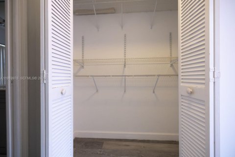 House in Miami, Florida 1 bedroom, 175.12 sq.m. № 2051537 - photo 16