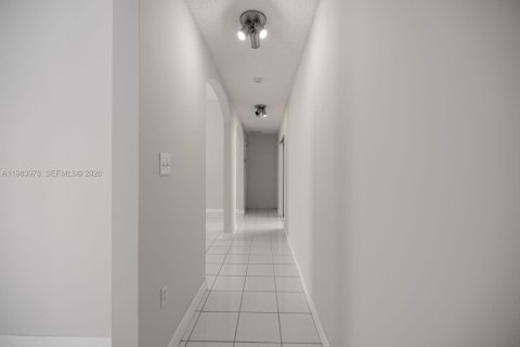 House in Miami, Florida 1 bedroom, 175.12 sq.m. № 2051537 - photo 10