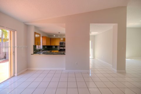 House in Miami, Florida 1 bedroom, 175.12 sq.m. № 2051537 - photo 5