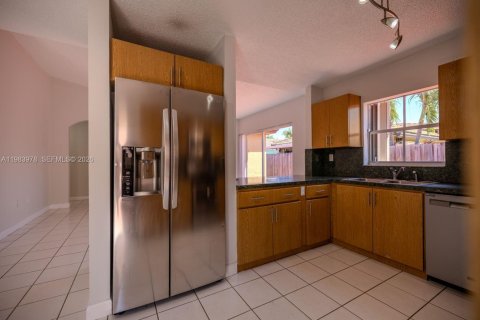 House in Miami, Florida 1 bedroom, 175.12 sq.m. № 2051537 - photo 7