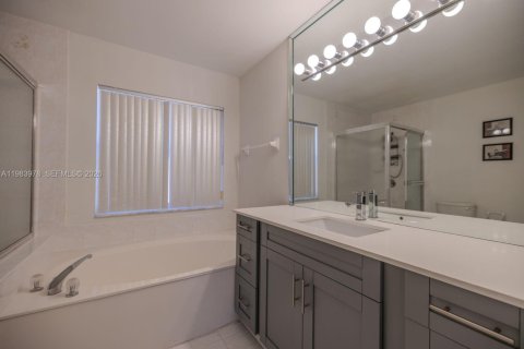 House in Miami, Florida 1 bedroom, 175.12 sq.m. № 2051537 - photo 12