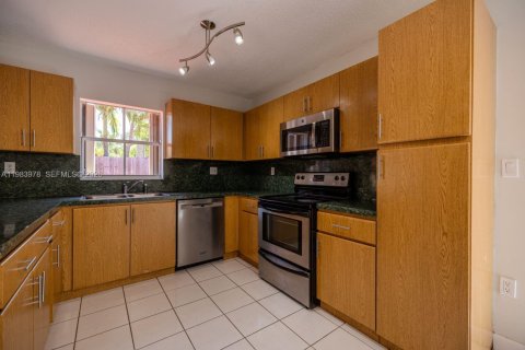 House in Miami, Florida 1 bedroom, 175.12 sq.m. № 2051537 - photo 6