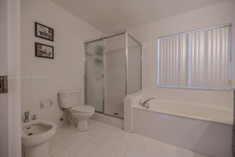 House in Miami, Florida 1 bedroom, 175.12 sq.m. № 2051537 - photo 13