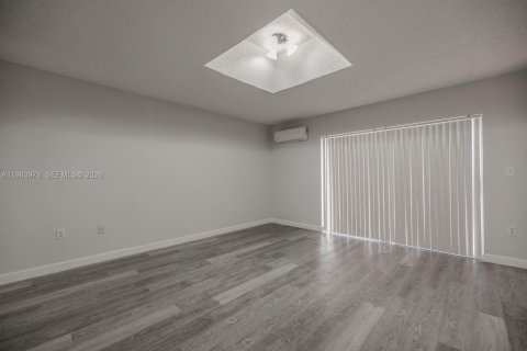 House in Miami, Florida 1 bedroom, 175.12 sq.m. № 2051537 - photo 11