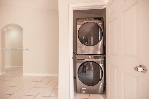 House in Miami, Florida 1 bedroom, 175.12 sq.m. № 2051537 - photo 18