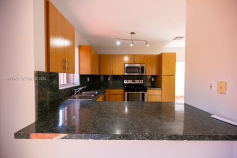 House in Miami, Florida 1 bedroom, 175.12 sq.m. № 2051537 - photo 9