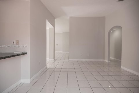 House in Miami, Florida 1 bedroom, 175.12 sq.m. № 2051537 - photo 4