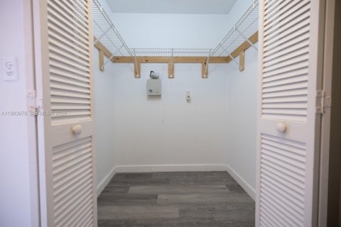 House in Miami, Florida 1 bedroom, 175.12 sq.m. № 2051537 - photo 17