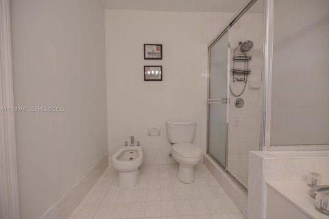 House in Miami, Florida 1 bedroom, 175.12 sq.m. № 2051537 - photo 14