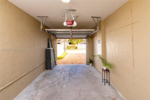 Townhouse in Homestead, Florida 3 bedrooms, 146.79 sq.m. № 1887419 - photo 25