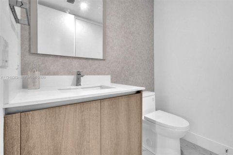 Condo in Sunny Isles Beach, Florida, 2 bedrooms  № 2002753 - photo 17