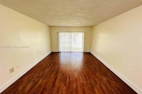 Condo in Miami Gardens, Florida, 1 bedroom  № 2013759