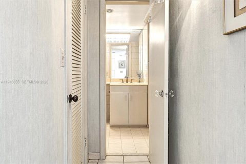 Condo in Aventura, Florida, 1 bedroom  № 2055386 - photo 12