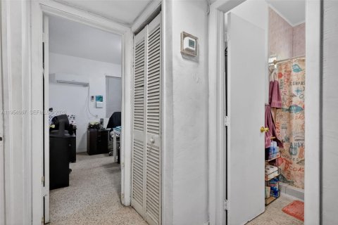 House in Miami, Florida 3 bedrooms, 114.27 sq.m. № 2009362 - photo 12