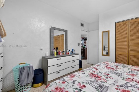 House in Miami, Florida 3 bedrooms, 114.27 sq.m. № 2009362 - photo 15