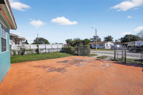 House in Miami, Florida 3 bedrooms, 114.27 sq.m. № 2009362 - photo 7