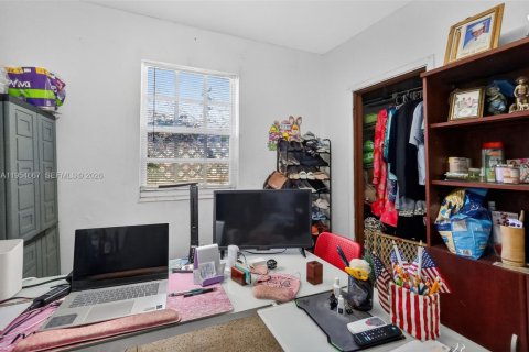 House in Miami, Florida 3 bedrooms, 114.27 sq.m. № 2009362 - photo 18