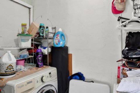 House in Miami, Florida 3 bedrooms, 114.27 sq.m. № 2009362 - photo 26