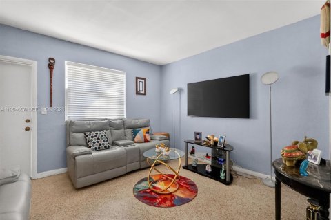 House in Miami, Florida 3 bedrooms, 114.27 sq.m. № 2009362 - photo 11