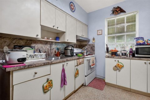 House in Miami, Florida 3 bedrooms, 114.27 sq.m. № 2009362 - photo 21